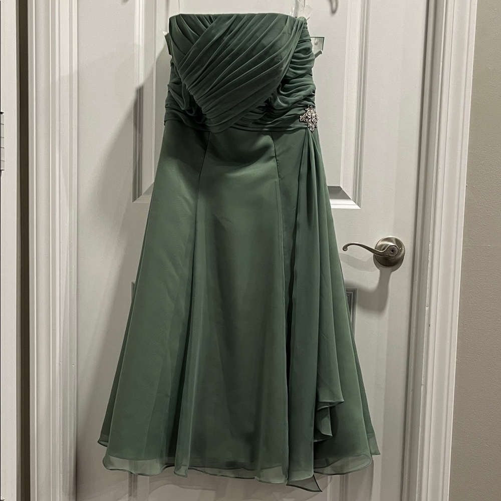 Chic Strapless Green Dress with Embellishment
